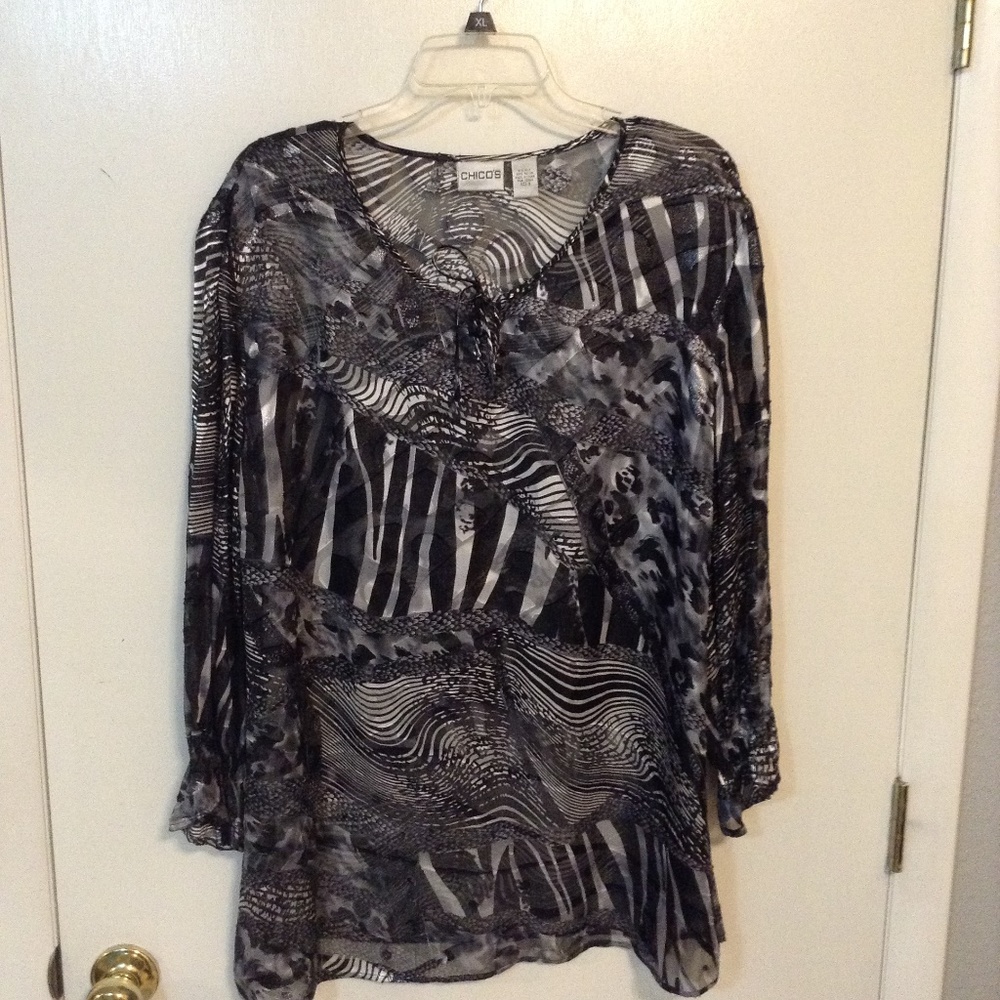 CHICO'S BLACK/WHITE PRINT LONG SLEEVE TOP SZ 3